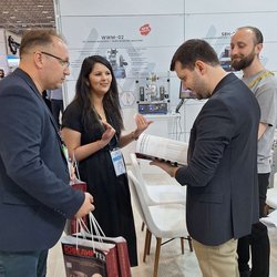Фотоотчет с весенней выставки Istanbul Jewelry Show 2025: от оборудования до готовых украшений