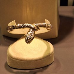 Фотоотчет с весенней выставки Istanbul Jewelry Show 2025: от оборудования до готовых украшений