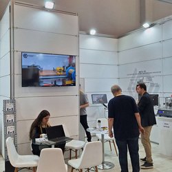 Фотоотчет с весенней выставки Istanbul Jewelry Show 2025: от оборудования до готовых украшений