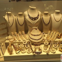 Фотоотчет с весенней выставки Istanbul Jewelry Show 2025: от оборудования до готовых украшений