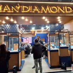 Фотоотчет с весенней выставки Istanbul Jewelry Show 2025: от оборудования до готовых украшений