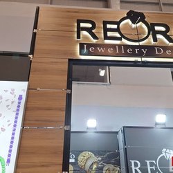 Фотоотчет с весенней выставки Istanbul Jewelry Show 2025: от оборудования до готовых украшений