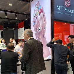 Фотоотчет с весенней выставки Istanbul Jewelry Show 2025: от оборудования до готовых украшений