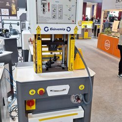 Фотоотчет с весенней выставки Istanbul Jewelry Show 2025: от оборудования до готовых украшений