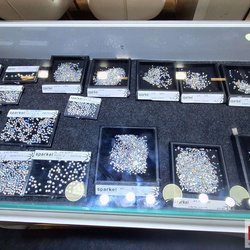 Фотоотчет с весенней выставки Istanbul Jewelry Show 2025: от оборудования до готовых украшений