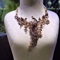 Фотоотчет с осенней выставки Istanbul Jewelry Show 2025: ювелирные изделия и технологии