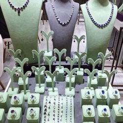 Фотоотчет с весенней выставки Istanbul Jewelry Show 2025: от оборудования до готовых украшений