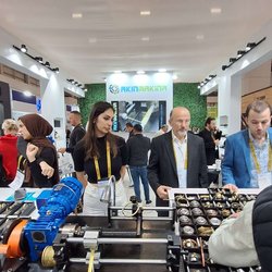 Фотоотчет с весенней выставки Istanbul Jewelry Show 2025: от оборудования до готовых украшений