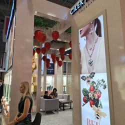 Фотоотчет с осенней выставки Istanbul Jewelry Show 2025: ювелирные изделия и технологии