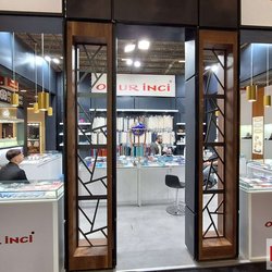 Фотоотчет с весенней выставки Istanbul Jewelry Show 2025: от оборудования до готовых украшений