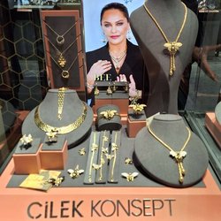 Фотоотчет с весенней выставки Istanbul Jewelry Show 2025: от оборудования до готовых украшений