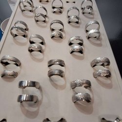 Фотоотчет с весенней выставки Istanbul Jewelry Show 2025: от оборудования до готовых украшений