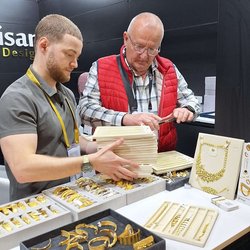 Фотоотчет с весенней выставки Istanbul Jewelry Show 2025: от оборудования до готовых украшений