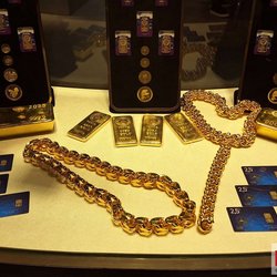 Фотоотчет с весенней выставки Istanbul Jewelry Show 2025: от оборудования до готовых украшений