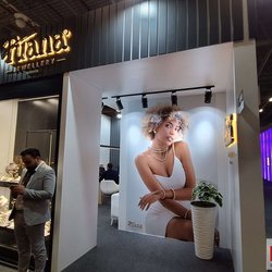 Фотоотчет с весенней выставки Istanbul Jewelry Show 2025: от оборудования до готовых украшений