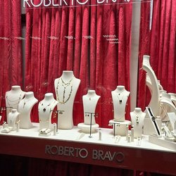 Фотоотчет с весенней выставки Istanbul Jewelry Show 2025: от оборудования до готовых украшений