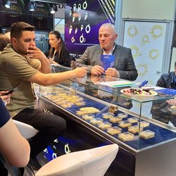 Фотоотчет с весенней выставки Istanbul Jewelry Show 2025: от оборудования до готовых украшений