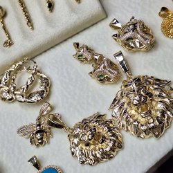 Фотоотчет с весенней выставки Istanbul Jewelry Show 2025: от оборудования до готовых украшений