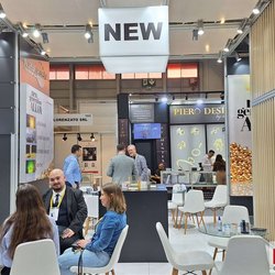 Фотоотчет с весенней выставки Istanbul Jewelry Show 2025: от оборудования до готовых украшений