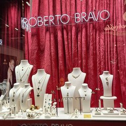 Фотоотчет с весенней выставки Istanbul Jewelry Show 2025: от оборудования до готовых украшений