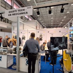 Фотоотчет с весенней выставки Istanbul Jewelry Show 2025: от оборудования до готовых украшений
