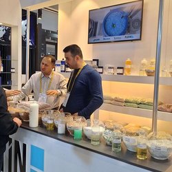 Фотоотчет с весенней выставки Istanbul Jewelry Show 2025: от оборудования до готовых украшений