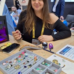 Фотоотчет с весенней выставки Istanbul Jewelry Show 2025: от оборудования до готовых украшений