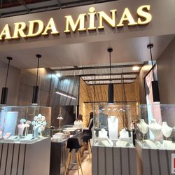 Фотоотчет с весенней выставки Istanbul Jewelry Show 2025: от оборудования до готовых украшений