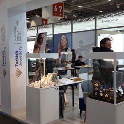 Фотоотчет с осенней выставки Istanbul Jewelry Show 2025: ювелирные изделия и технологии