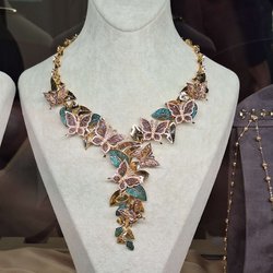 Фотоотчет с осенней выставки Istanbul Jewelry Show 2025: ювелирные изделия и технологии
