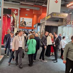 Фотоотчет с весенней выставки Istanbul Jewelry Show 2025: от оборудования до готовых украшений