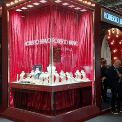 Фотоотчет с осенней выставки Istanbul Jewelry Show 2025: ювелирные изделия и технологии