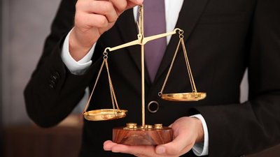 Сторона обвинения есть. А сторона защиты?