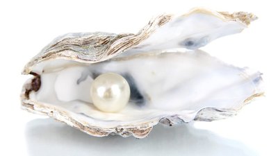 Как жемчуг из камня аристократок превратился в пацанский атрибут и украшение новой маскулинности