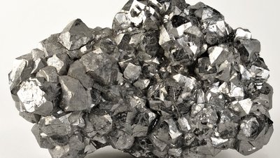 Почему драгоценные металлы драгоценные?