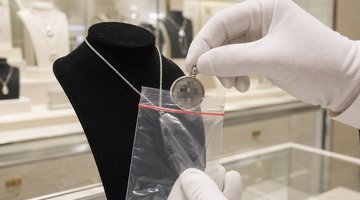 Свастика под видом оберега: почему ей не место в украшениях