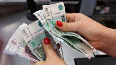 Что стимулирует беднеющего клиента покупать?