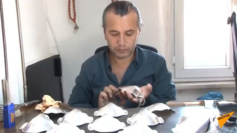 Стильно, роскошно: ювелир из Турции создает защитные маски из золота