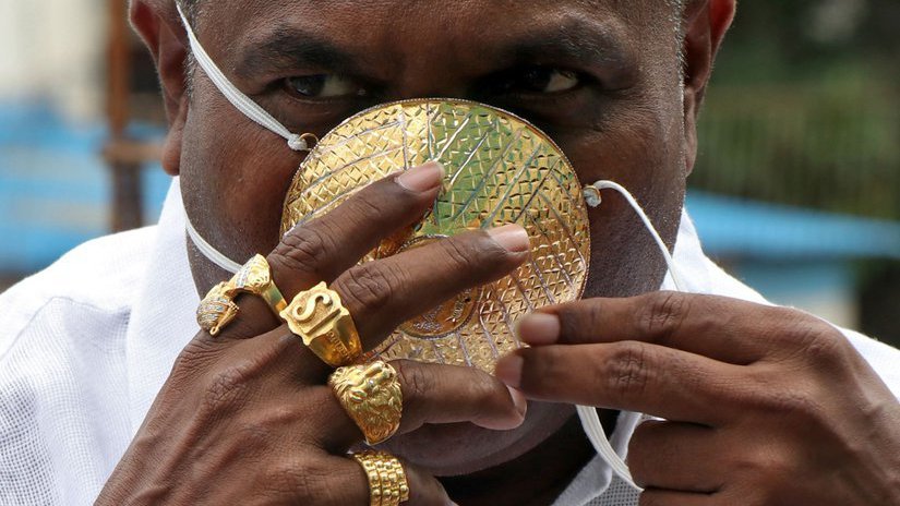 Индиец носит защитную маску из золота за четыре тысячи долларов