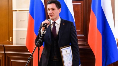 Вице-президенту CHAMOVSKIKH Юрию Толмачеву вручили ведомственную награду Министерства Финансов РФ