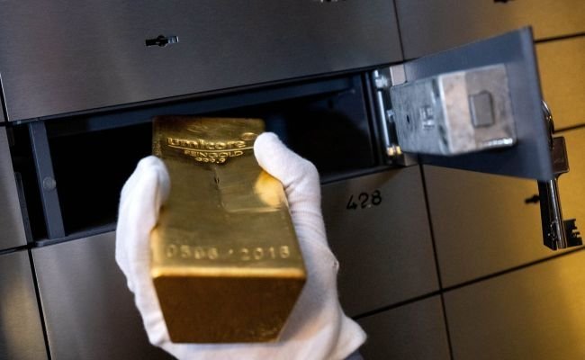 Лихорадка: Центробанки скупают золото и держат запасы своих странах