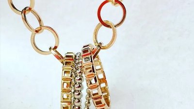 7 модных способов носить ювелирные украшения в 2021 году