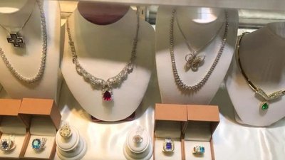 В Калифорнии злоумышленники похитили из оставленного без присмотра бронированного фургона драгоценности на 100$ млн