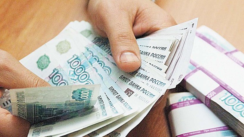 Объем свободных денег у россиян за год сократился на 7%