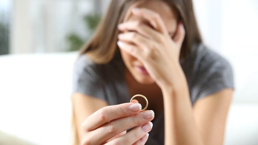 Женщина два года носила фальшивое обручальное кольцо, пока случайно не узнала правду и стоимость кольца