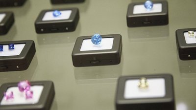 «Мы сварили изумруд»: искусственные кристаллы выставили в краеведческом