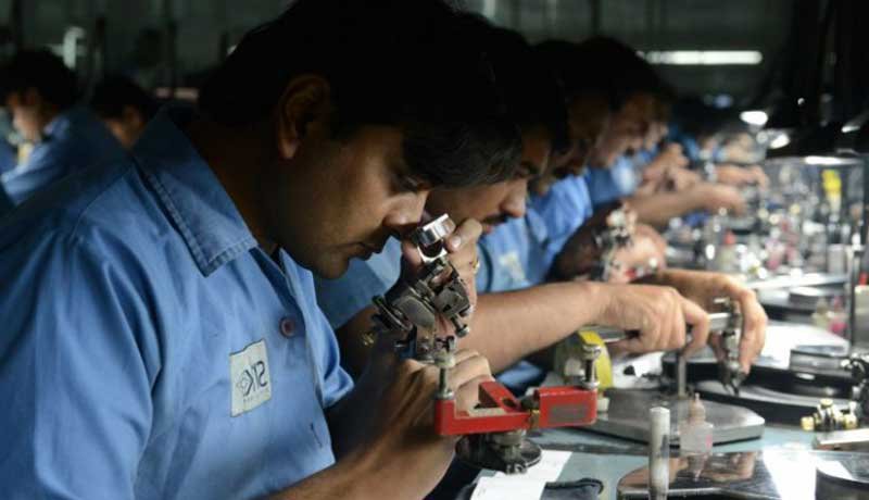 В Индии производители украшений урезают зарплату вернувшимся работникам