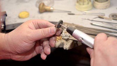 Отчего «устают» золотые цепи и сложно ли расколоть бриллиант: рассказывает ювелир из Бобруйска