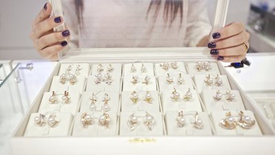 Жемчуг измельчал: Спрос на дешевые украшения поддержал ювелирный рынок