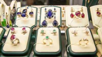 Цепочки, браслеты и серьги: в России растет спрос на ювелирные украшения